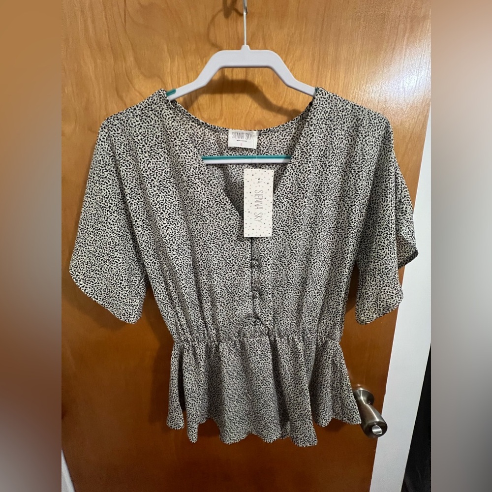 Sienna Sky peplum top size small NWT